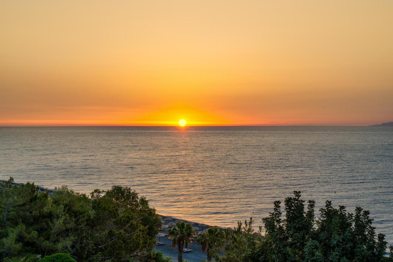 Moschatos Beach House Kamári Екстериор снимка