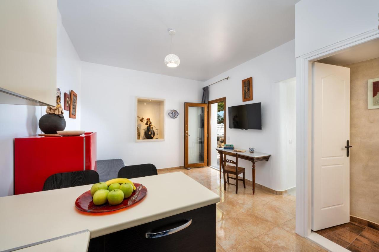 Moschatos Beach House Kamári Екстериор снимка