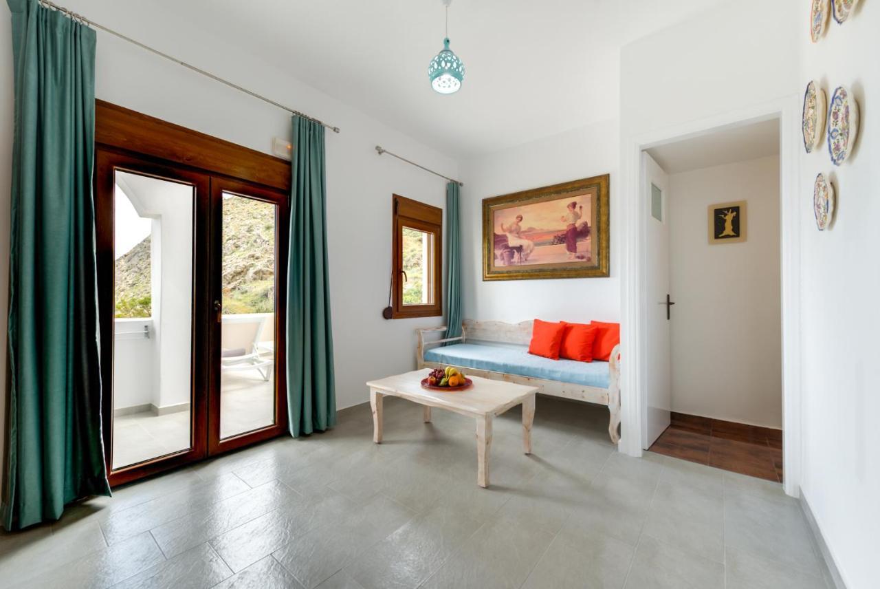 Moschatos Beach House Kamári Екстериор снимка