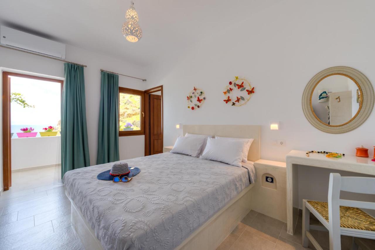 Moschatos Beach House Kamári Екстериор снимка