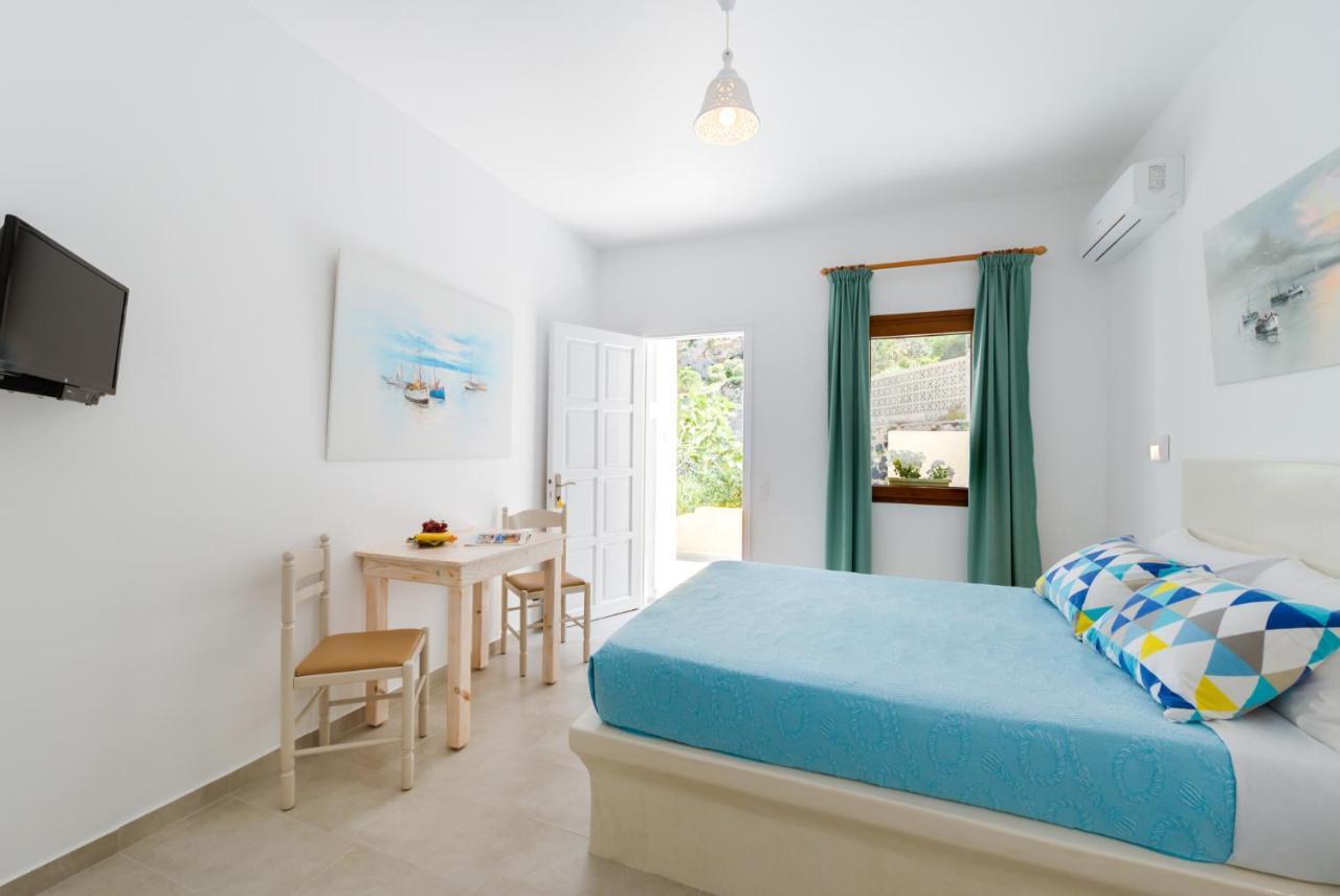 Moschatos Beach House Kamári Екстериор снимка