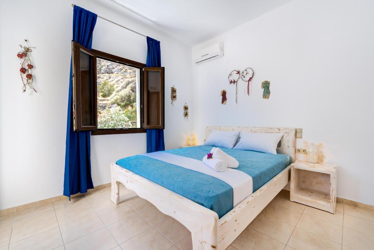 Moschatos Beach House Kamári Екстериор снимка