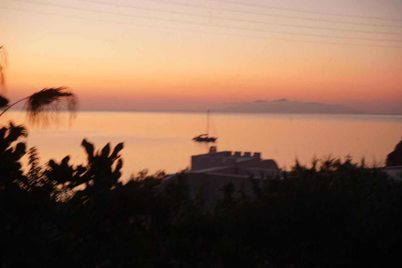 Moschatos Beach House Kamári Екстериор снимка